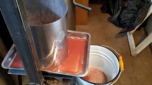 Пресс для винограда в работе(2)
