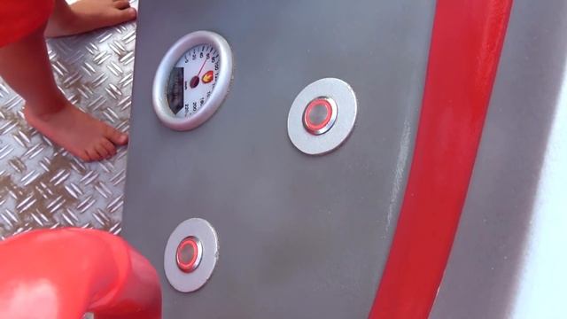 Дэни и папа развлекаются в Бухте Приключений Щенячьего Патруля