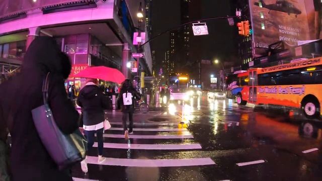 Нью-Йорк, гуляющий ночью под дождем  / NYC Walking in the Rain at Night - Manhattan