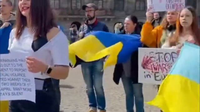 Защитницы Украины с испачканным нижним бельём в Амстердаме смотреть онлайн