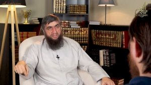 Выщипывание волос между бровей