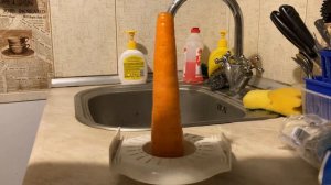 Как почистить морковку одной левой