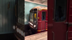 🚉Именной Поезд «Красная Стрела» прибывает на станцию «Юго-Западная» Сокольнической Линии🔴1️⃣