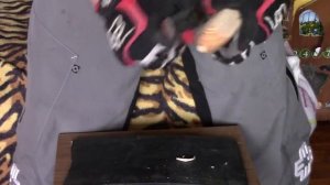 Тест ножей Никки сталь д-2 и Шмель сталь 95х18 на дереве.