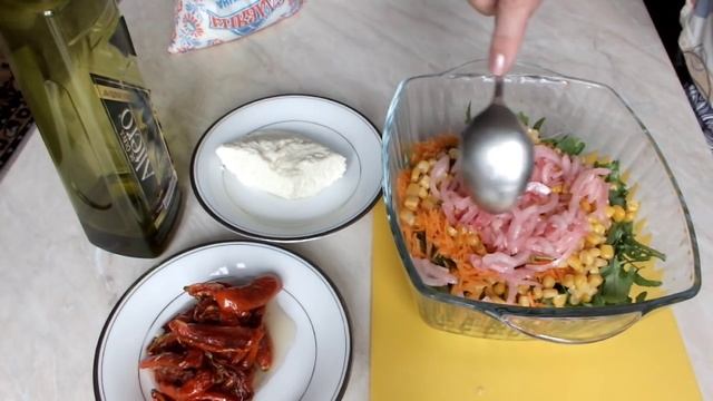 САЛАТ С ВЯЛЕНЫМИ ПОМИДОРАМИ И РУККОЛОЙ РЕЦЕПТ