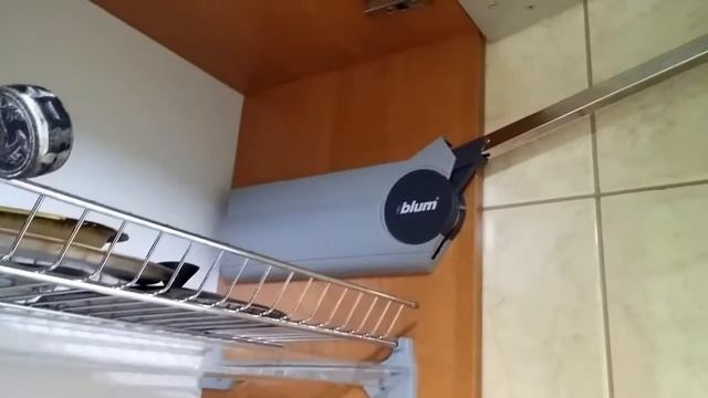 Мебель для кухни. Крашенненые фасады в алюминиевой рамке. Столешница из искусственного камня. смотреть онлайн