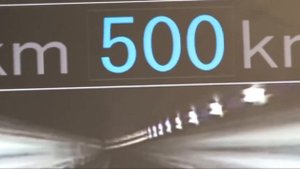 Поезд едет со скоростью 500 км/час