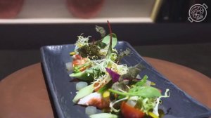 Салат с крабовым мясом, овощами и соусом манго. В кафе "Па-Паэлья"