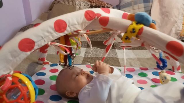 Развивающий коврик своими руками. Младенец играет в развивающем коврике смотреть онлайн