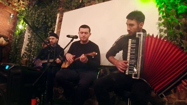 Грузинская группа в одном из кафе Тбилиси, песня-7 ქართული ჯგუფი თბილისში, კაფეში სიმღერა-7 смотреть онлайн