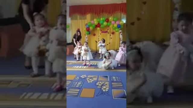 Танец девочек 2-3 лет смотреть онлайн