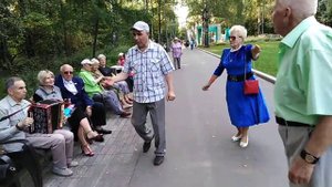 Парк кузьминки танцы и песни под гармонь