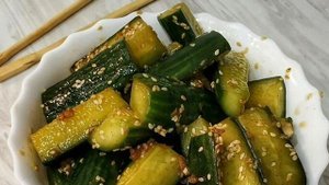 САЛАТ ИЗ СВЕЖИХ ОГУРЦОВ В СОУСЕ.