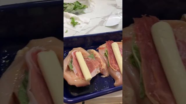 #recipe #chicken filled with basil, prosciutto, and mozzarella. Serve with salad and risotto 😎 смотреть онлайн