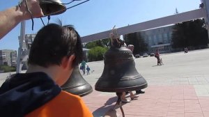 Звонили в колокола дети и взрослые на главной площади Бердска