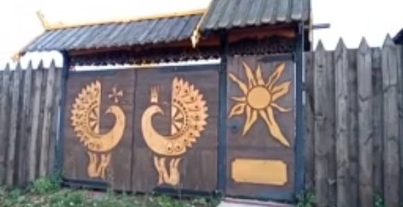 Натуральные деревянные ворота в древнерусском стиле. Село Нижний Шкафт, улица Гора, наши дни.
