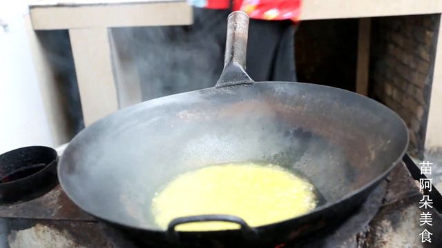 干茄子好吃有妙招，加1斤辣椒，阿朵嘴巴就没停过，湖南人果然抗辣！【苗阿朵美食】 смотреть онлайн