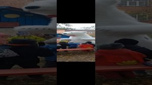 белый мишка поздравляет в детском саду