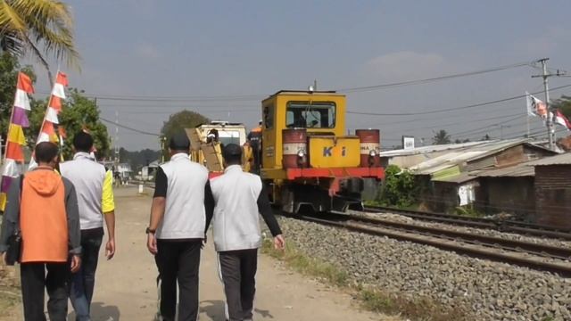 Kereta Ngebut Di Percabangan Cibatu Garut, Masinis Ramah Super Hongeng Ngegass смотреть онлайн