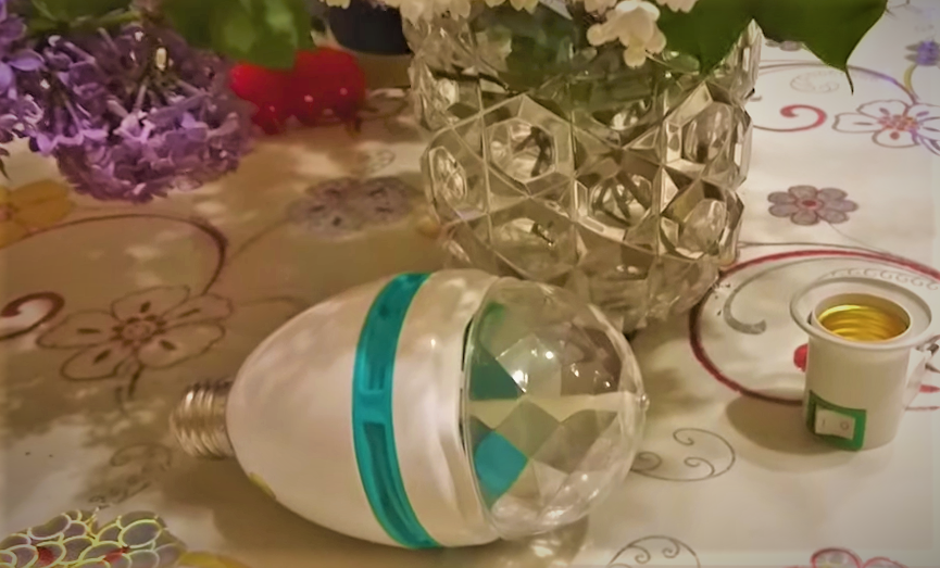 Вращающаяся лампа - диодная диско-лампа - цветомузыка, светильник для вечеринок и Нового года.