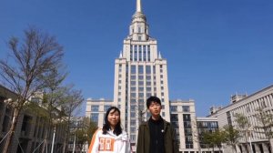 Студент из Китая поёт песню о Москве