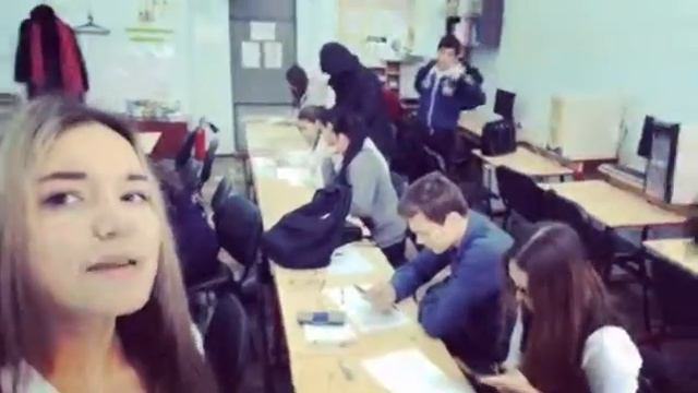 Когда ну ооооочень скучно на уроке🌸 смотреть онлайн