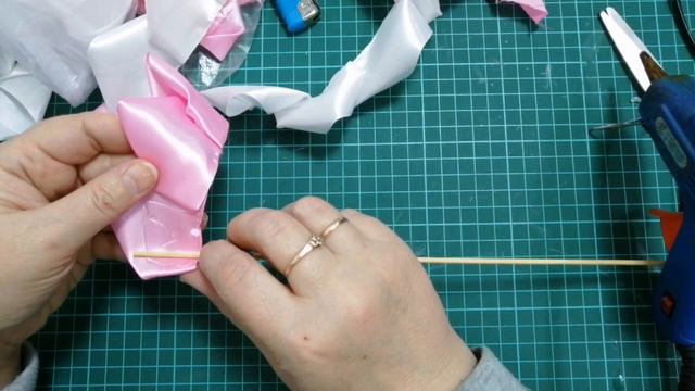 РОЗЫ ИЗ АТЛАСНЫХ ЛЕНТ. МАСТЕР КЛАСС.ROSES FROM SATIN Ribbons. MASTER CLASS.