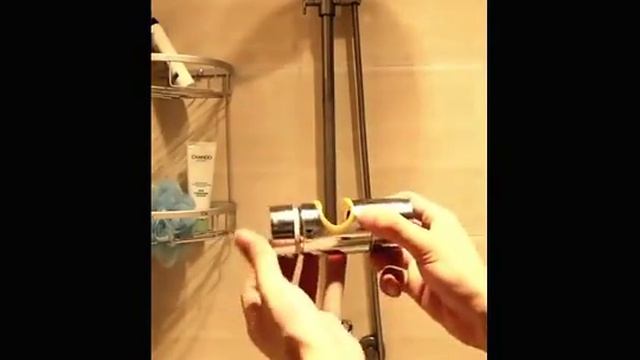 Универсальный держатель душевой лейки на душевой стойке