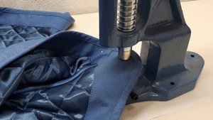 Как установить кнопки на куртку своими руками. Установить кнопки на одежду прессом.