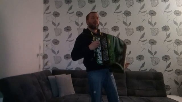 игра на баяне. "Больно мне, больно." "It hurts me, it hurts." смотреть онлайн