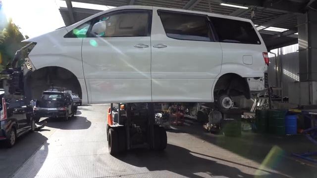 Удивительный крупномасштабный процесс утилизации автомобилей.Японская свалка подержанных автомобилей