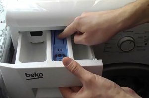 Почему в порошкоприемнике стиральной машины остается порошок после стирки.mp4