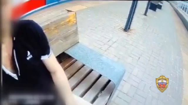 Сотрудник столичной полиции оказал помощь пассажиру электрички, потерявшему сознание