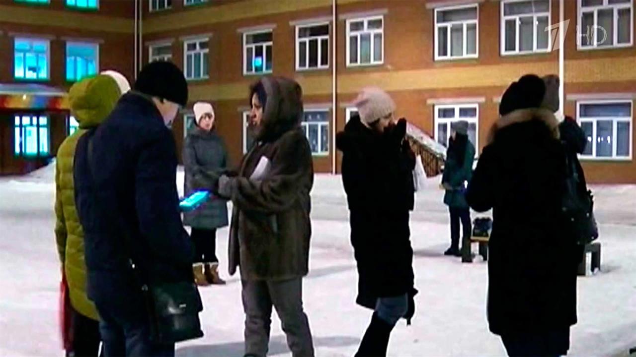 В нескольких регионах России родители всю ночь провели на улице, чтобы записать своих детей в школу