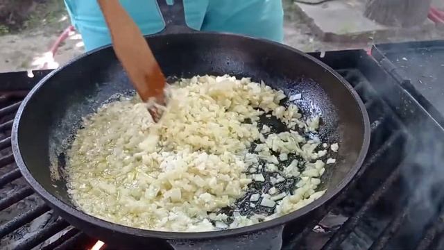 Израильская Яичница шакшука на сковороде. Рецепт яишницы от и мясо и рыба