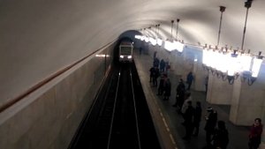 Прибытие Русича 81-740.4 на станцию метро Курская (Кольцевая линия)