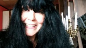 Покрасила седые волосы.