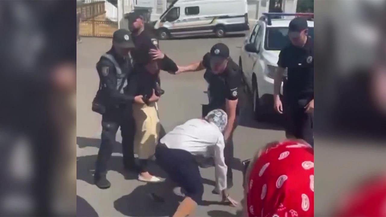 В Киево-Печерской лавре полиция применила силу, чтобы выгнать прихожанок с территории монастыря