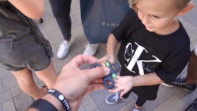 REACTING TO FIDGET SPINNERS!! | Slyfox Family смотреть онлайн