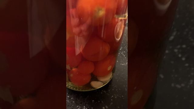 Маринованные помидоры с чесноком! #еда #едимдома #едимвкусно #лайф #блоггер #лайфстайл #ужиндома?