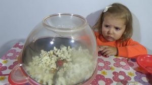 Катя и папа сами приготовили попкорн