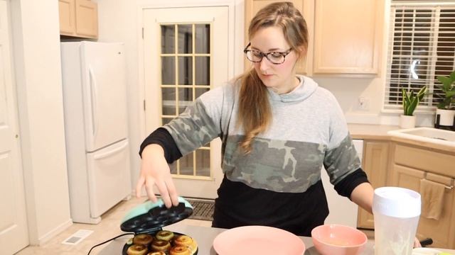 DASH Mini Donut Maker Review and Demonstration 2022 | 7 Donut Maker Machine for Fun Snacks смотреть онлайн