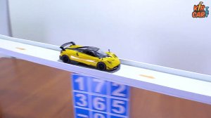 Машинки игрушки прыгают в воду с шариками. Кир Кар Тойс