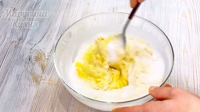 Самые ленивые пирожки в мире с луком и яйцом. смотреть онлайн