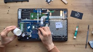 Ремонт ноутбука HP 255 g7, профилактика системы охлаждения, чистка, замена термопасты СЦ “UPservice