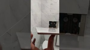 Люк из плитки в ванной на магнитах.