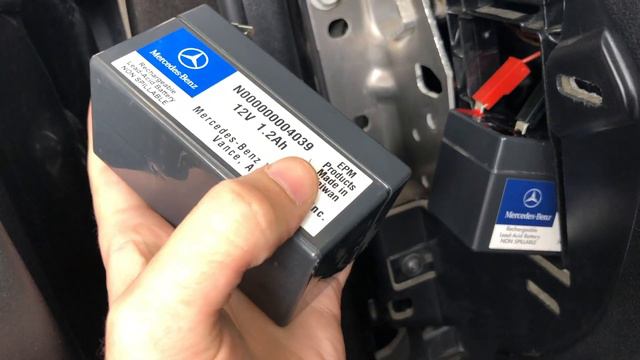 Mercedes E350 W212 auxiliary battery location and malfunction DIY fix! Step by step replacement! смотреть онлайн