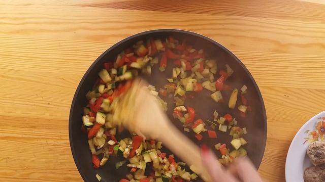 POLĘDWICZKI WIEPRZOWE W SOSIE ŚMIETANOWYM Z WARZYWAMI | Polędwiczki wieprzowe duszone w warzywach смотреть онлайн