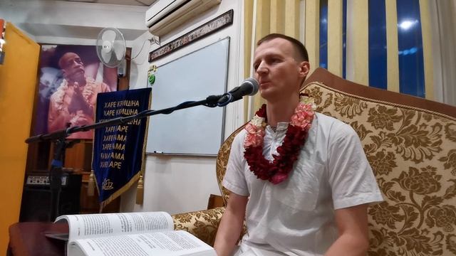 Лекция в день ухода Шрилы Прабхупады от Девататма прабху в Шривасангам мандире Николаева 17.11.23 г смотреть онлайн