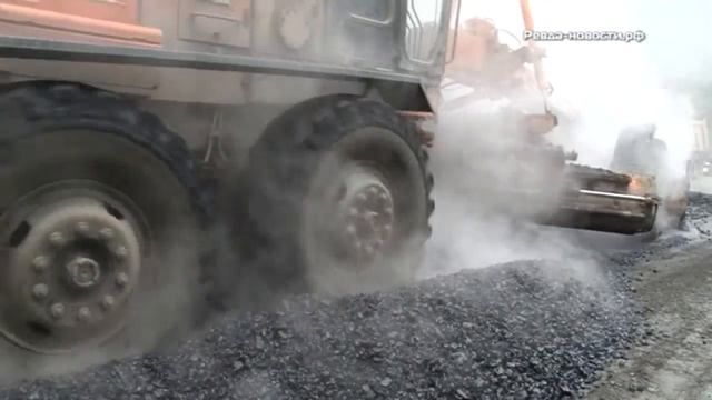 Мокрое дело. В Ревде обновляют дорогу по улице Строителей